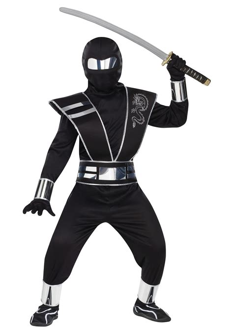 Comment pouvez-vous compléter le look d'un costume de ninja ?